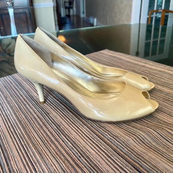 Nine West Nude Patent Leather Peep Toe Heels in Size 9.5 - Picture 3 of 8